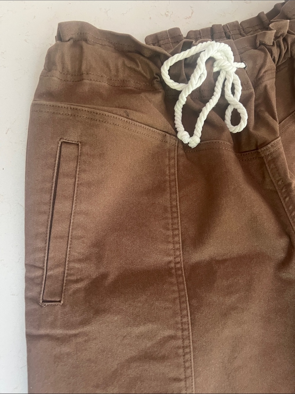 JONES NY Wide-Leg Drawstring Pants in Brown. medium - Picture 4 of 8